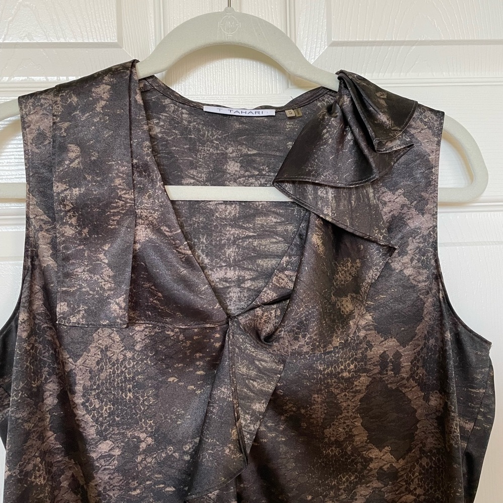 Tahari shell. Size Medium. - Picture 10 of 11